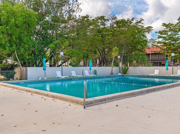 942 NE 199th St 401, Miami FL 33179