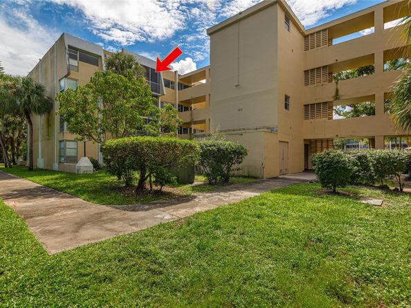 942 NE 199th St 401, Miami FL 33179