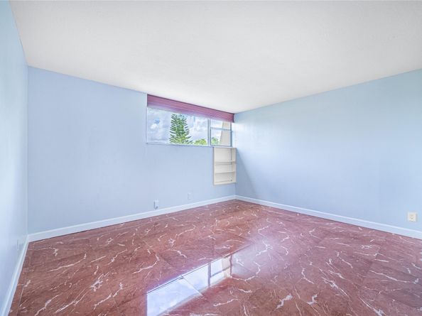 942 NE 199th St 401, Miami FL 33179