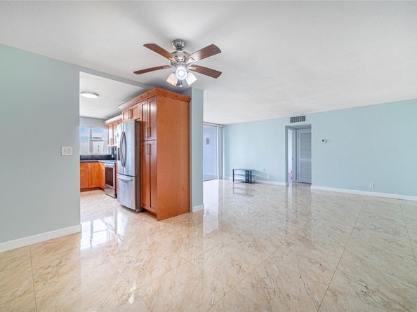 942 NE 199th St 401, Miami FL 33179