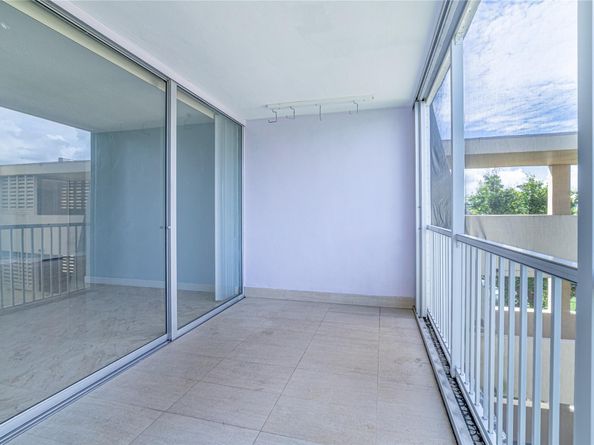 942 NE 199th St 401, Miami FL 33179