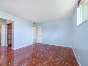 942 NE 199th St 401, Miami FL 33179