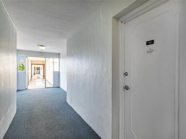 942 NE 199th St 401, Miami FL 33179