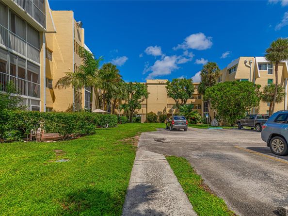 942 NE 199th St 401, Miami FL 33179