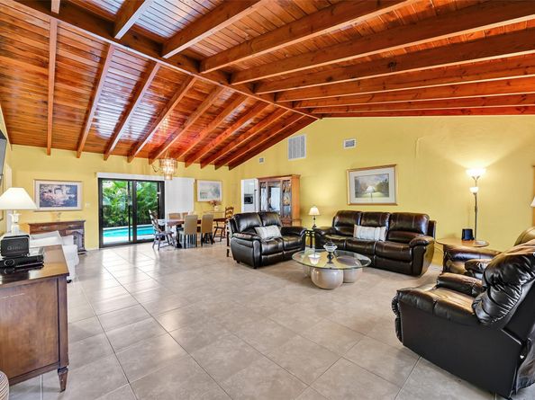 900 SE 13th Ct, Deerfield Beach FL 33441