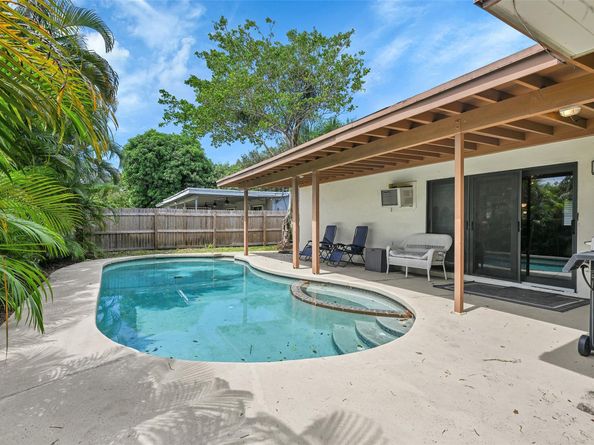 900 SE 13th Ct, Deerfield Beach FL 33441