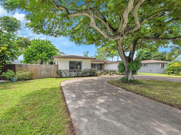 900 SE 13th Ct, Deerfield Beach FL 33441