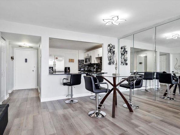 427 Golden Isles Dr 16H, Hallandale Beach FL 33009