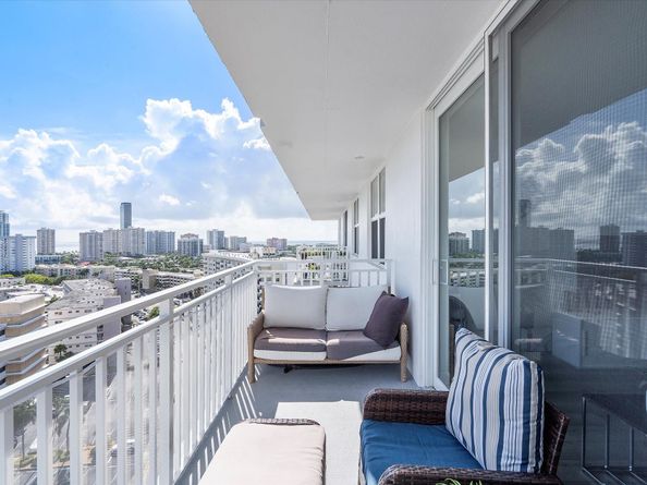 427 Golden Isles Dr 16H, Hallandale Beach FL 33009