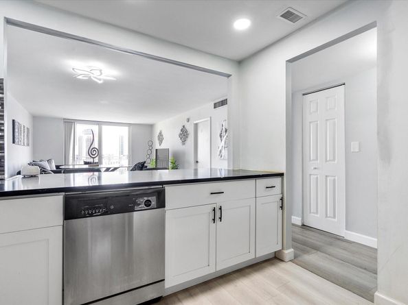 427 Golden Isles Dr 16H, Hallandale Beach FL 33009