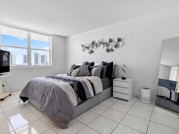 427 Golden Isles Dr 16H, Hallandale Beach FL 33009