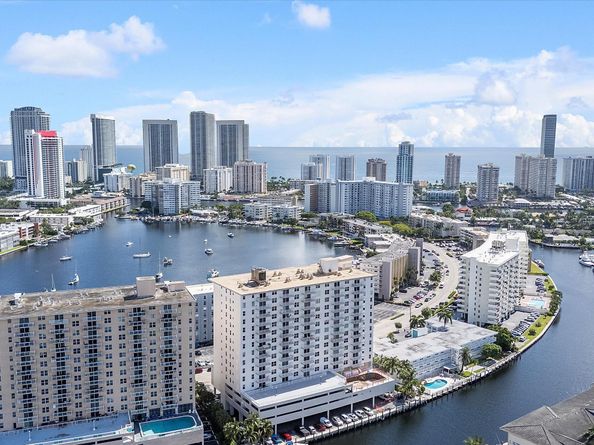 427 Golden Isles Dr 16H, Hallandale Beach FL 33009