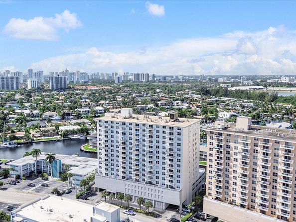 427 Golden Isles Dr 16H, Hallandale Beach FL 33009