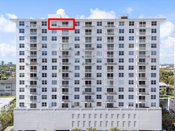 427 Golden Isles Dr 16H, Hallandale Beach FL 33009