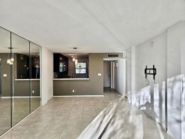 118 NW Royal Park Dr 2E, Oakland Park FL 33309