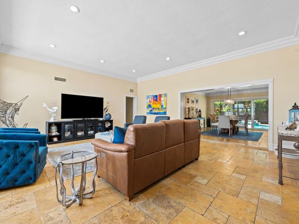 804 S Southlake Dr, Hollywood FL 33019