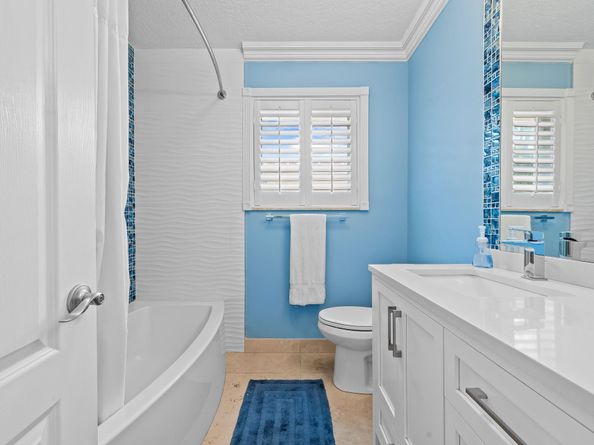 804 S Southlake Dr, Hollywood FL 33019