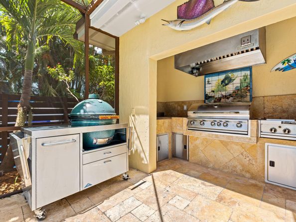 804 S Southlake Dr, Hollywood FL 33019