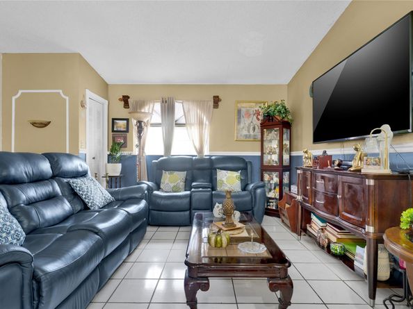 7842 W 34 Ln 202, Hialeah FL 33018
