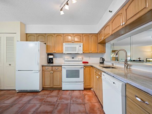 2206 S Cypress Bend Dr 208, Pompano Beach FL 33069