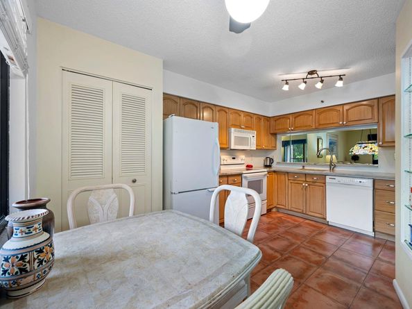 2206 S Cypress Bend Dr 208, Pompano Beach FL 33069