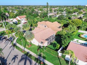 1043 Laguna Springs Dr, Weston FL 33326