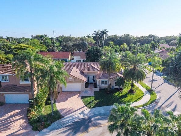 1043 Laguna Springs Dr, Weston FL 33326