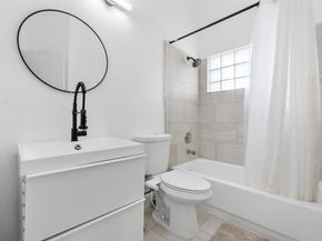 1043 Laguna Springs Dr, Weston FL 33326