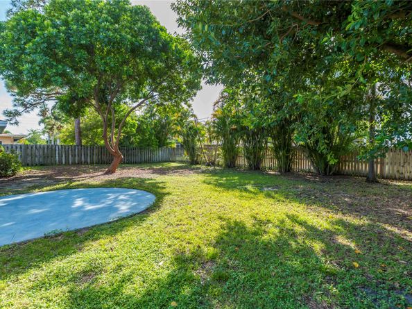 827 SE 10th Ter, Deerfield Beach FL 33441