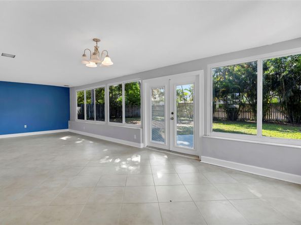 827 SE 10th Ter, Deerfield Beach FL 33441