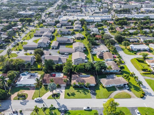 827 SE 10th Ter, Deerfield Beach FL 33441