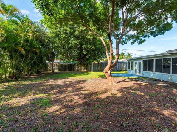 827 SE 10th Ter, Deerfield Beach FL 33441