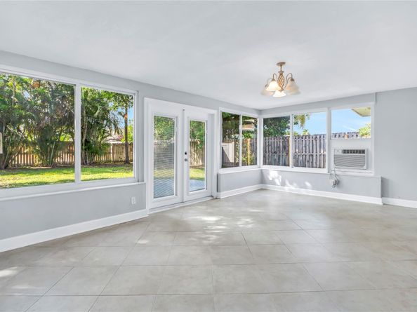 827 SE 10th Ter, Deerfield Beach FL 33441