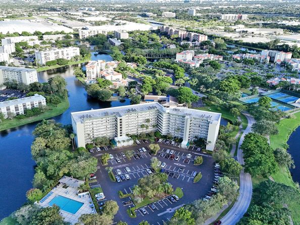 2334 S Cypress Bend Dr 304, Pompano Beach FL 33069
