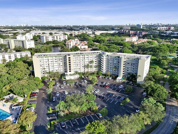 2334 S Cypress Bend Dr 304, Pompano Beach FL 33069