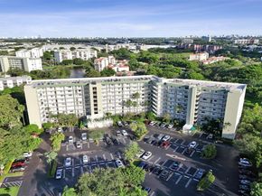 2334 S Cypress Bend Dr 304, Pompano Beach FL 33069