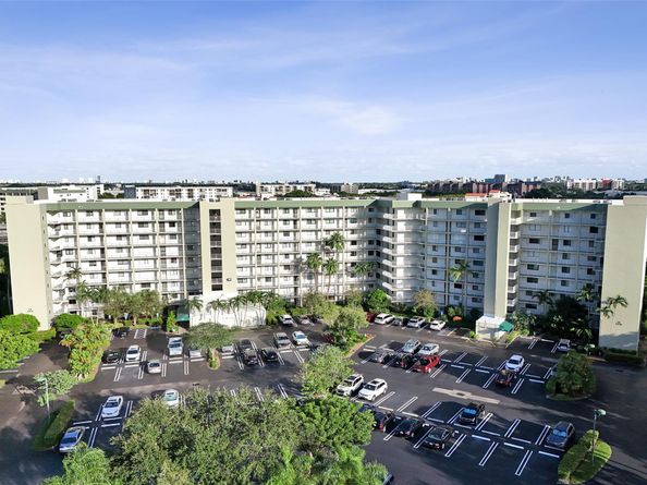 2334 S Cypress Bend Dr 304, Pompano Beach FL 33069