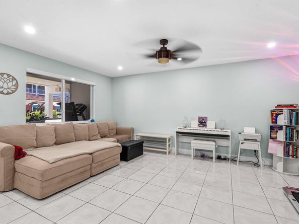 580 Egret Drive 123, Hallandale Beach FL 33009