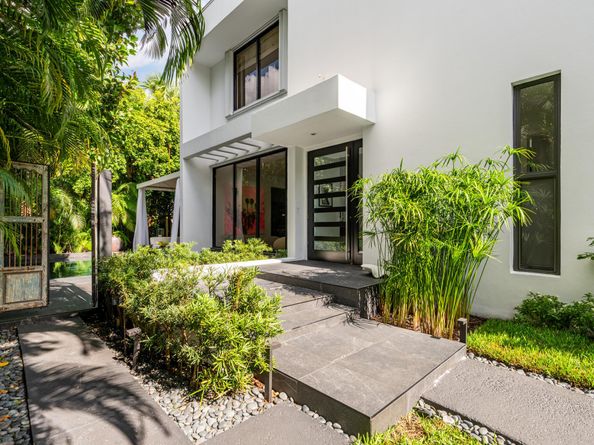 423 Chilean Avenue 423, Palm Beach FL 33480