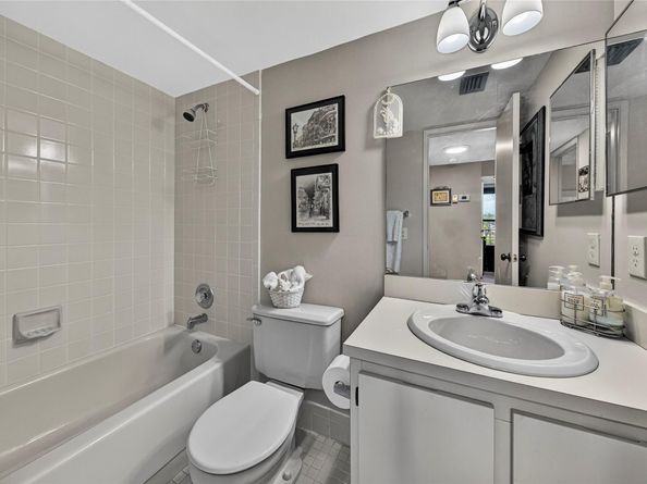 2222 N Cypress Bend Dr 201, Pompano Beach FL 33069