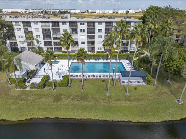 2222 N Cypress Bend Dr 201, Pompano Beach FL 33069