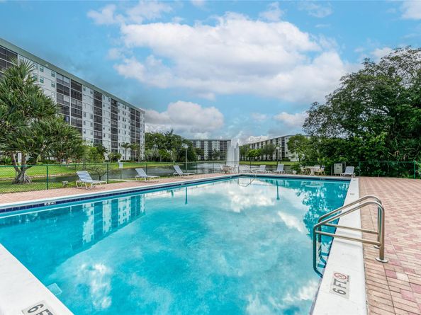 2222 N Cypress Bend Dr 201, Pompano Beach FL 33069