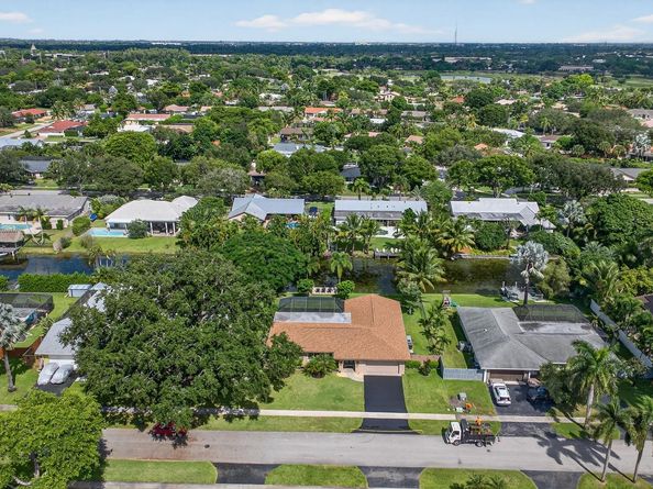 7337 SW 9th Ct, Plantation FL 33317