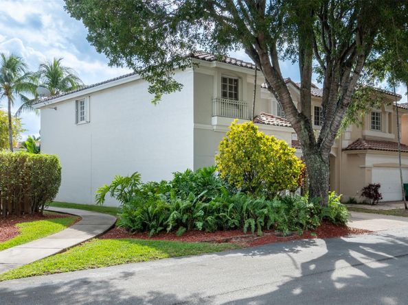 10912 NW 69th St, Doral FL 33178