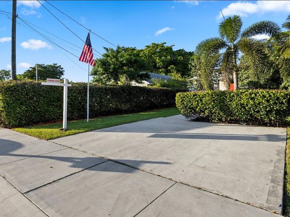 325 NE 34th St, Oakland Park FL 33334