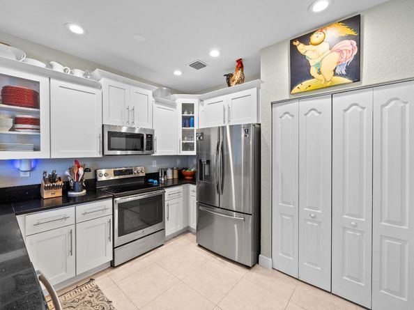 325 NE 34th St, Oakland Park FL 33334