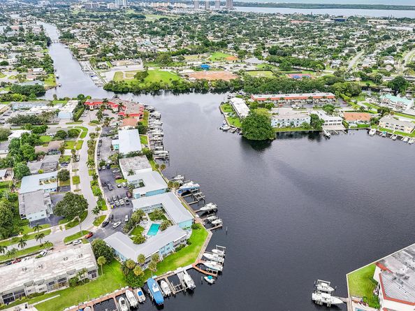 400 Northlake Court 104, North Palm Beach FL 33408