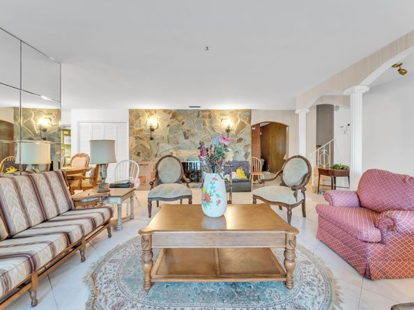 4490 NW 43rd St, Lauderdale Lakes FL 33319