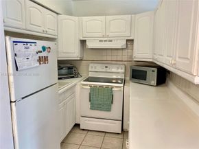 820 SW 11th Avenue 15B, Hallandale Beach FL 33009
