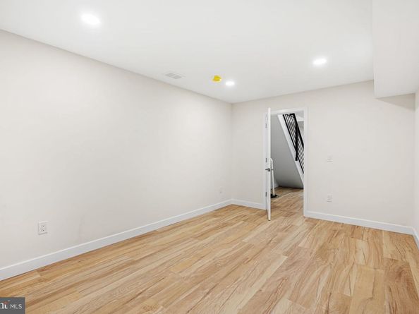 1124 E Dunton Street, Philadelphia PA 19123